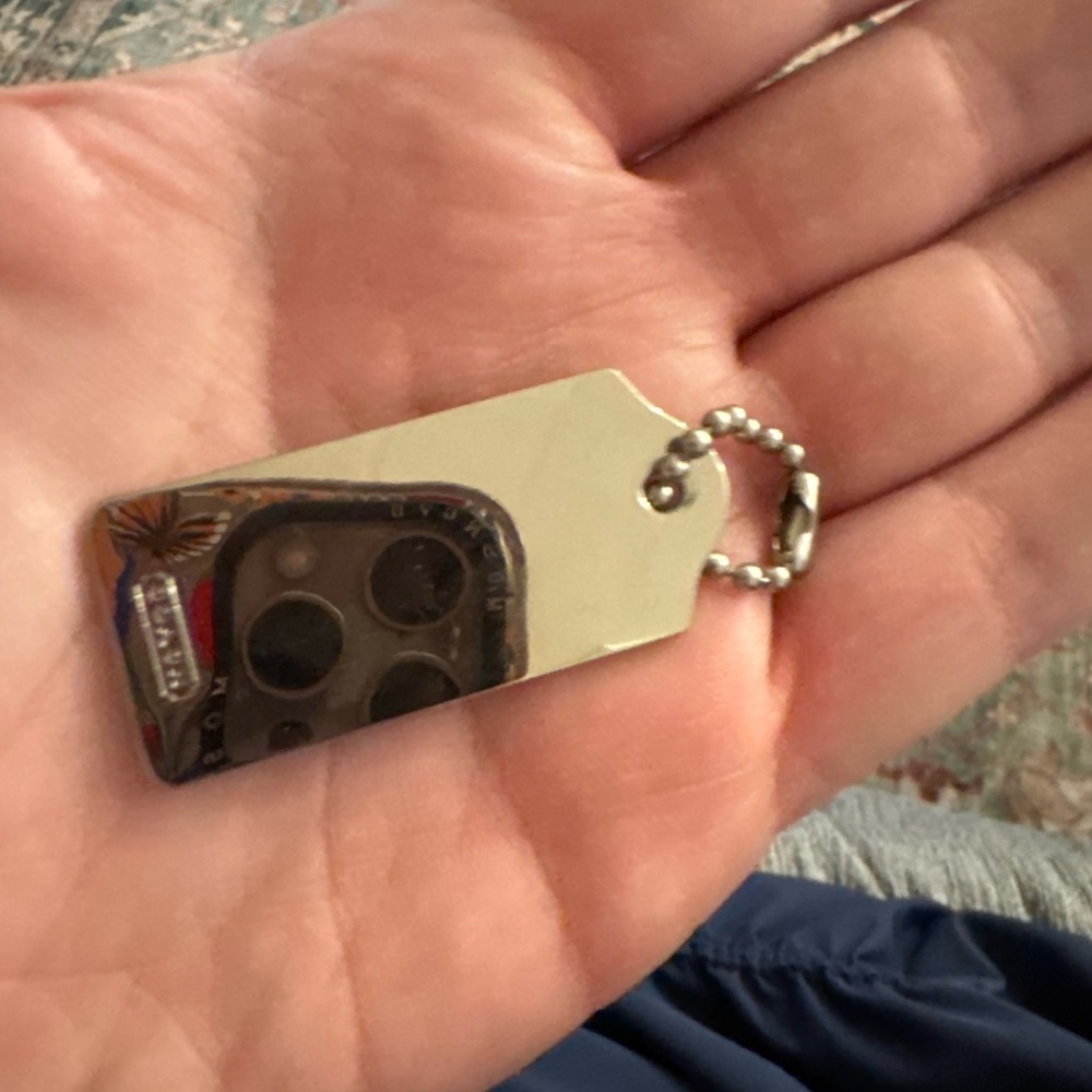 Silver metal coach hangtag - Picture 4 of 5